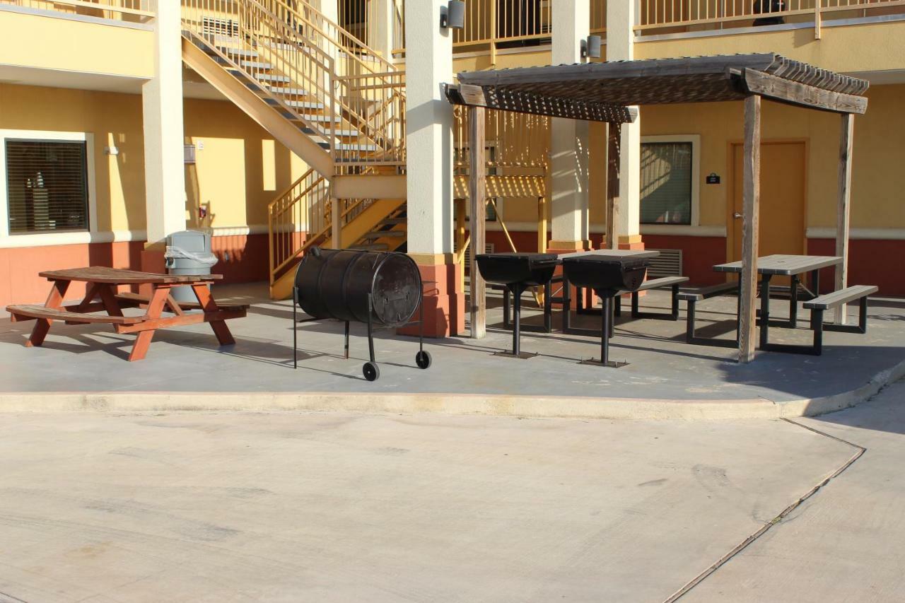 Horizon Inn & Suites Pearsall Exterior photo